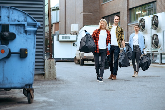 Wolontariusze Trzymają Na Zewnątrz Plastikowe Worki Na śmieci I Pracują Jako Wolontariusze. Ludzie Sprzątają Ulice Miast, Przywracanie Ekologii, Ekologiczny Styl życia, Wywóz I Recykling śmieci, Dbanie O Ekologię, Sprzątanie środowiska