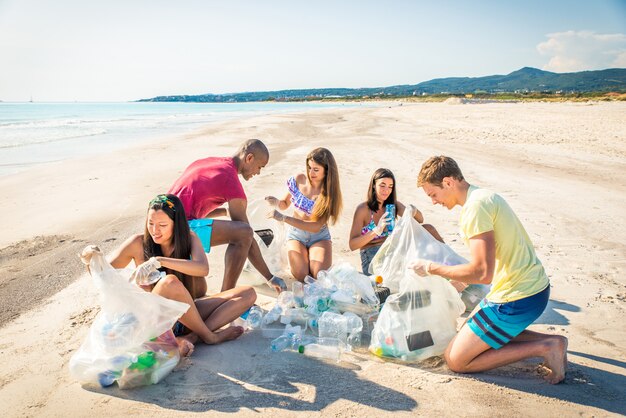 Wolontariusze zbierają plastik na plaży