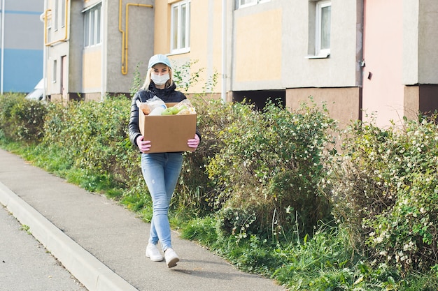 Wolontariusze zbierają plastikowe butelki w workach na brzegu rzeki, koncepcja ekologii i ochrony ziemi.