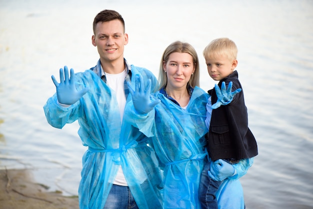 Wolontariusze Zbierający Plastikowe Butelki Do Worków Na śmieci, Ekologia, Przyroda, Zanieczyszczenia, śmieci, Opieka, Wolontariat Charytatywny, środowisko Społeczne.