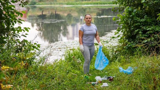 Zdjęcie wolontariuszka sprząta śmieci na wysypisku w parku.