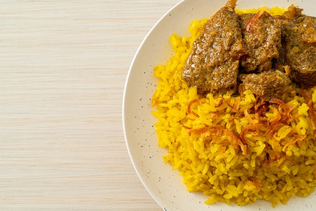 Wołowina Biryani lub Curried Rice and Beef - tajsko-muzułmańska wersja indyjskiego biryani, z pachnącym żółtym ryżem i wołowiną - muzułmański styl jedzenia
