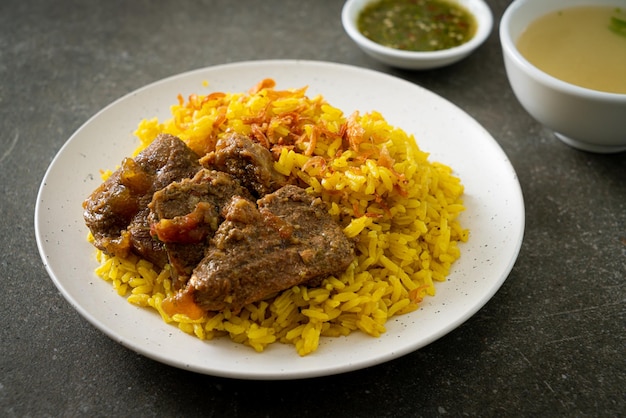 Wołowina Biryani lub Curried Rice and Beef - tajsko-muzułmańska wersja indyjskiego biryani, z pachnącym żółtym ryżem i wołowiną - muzułmański styl jedzenia