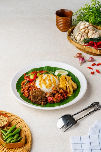 Wołowina Rendang lub Nasi Rendang Sapi to danie Minang pochodzące z Zachodniej Sumatry Minangkabau