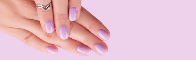 Womans ręce z modnym manicure lawendowym wzorem paznokci na wiosnę