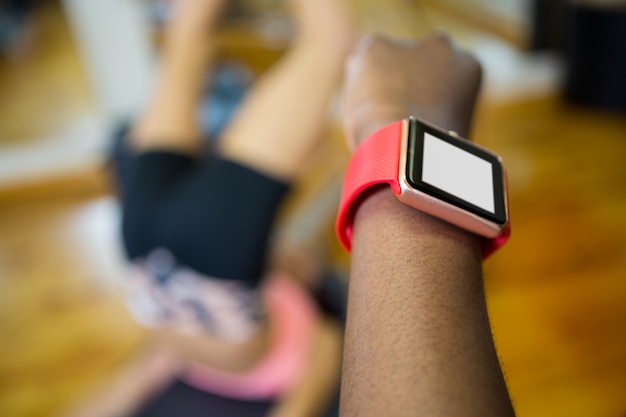 Womans Ręcznie Za Pomocą Inteligentnego Zegarka Podczas Treningu W Studio Fitness
