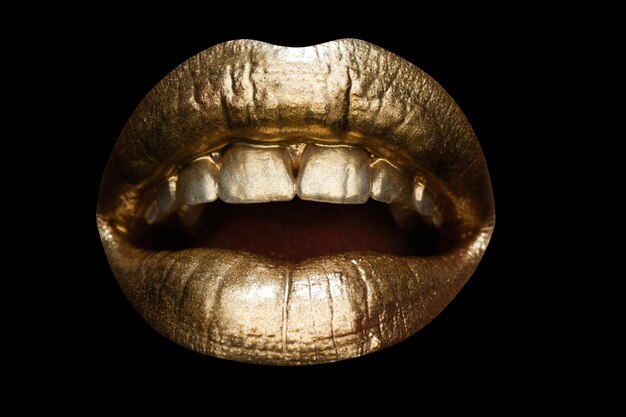 Womans złote usta z bliska na białym tle złote seksowne usta błyszczące luksusowe usta