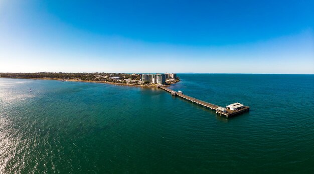 Woody Point Jetty to punkt orientacyjny w zatoce Moreton na półwyspie Redcliffe Brisbane w Australii
