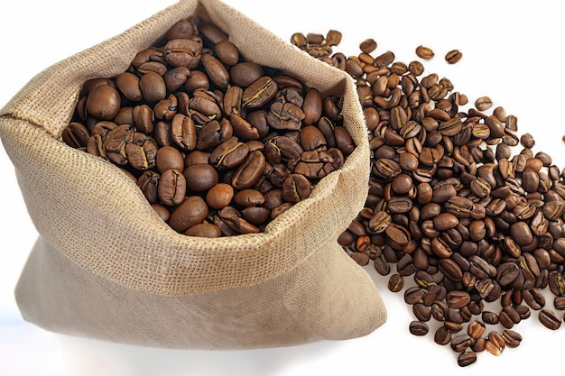 Worek ziaren kawy jest wypełniony ziarnami kawy.