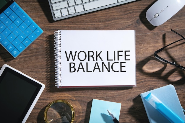 Work life balance na notatniku z obiektami biznesowymi