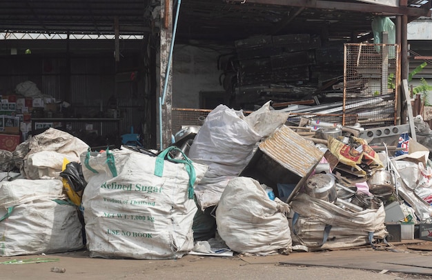 Worki plastikowe i do recyklingu w zakładzie recyklingu