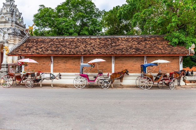 Zdjęcie wóz konny czekający na obsługę przed wat phra that lampang luang lampang tajlandia