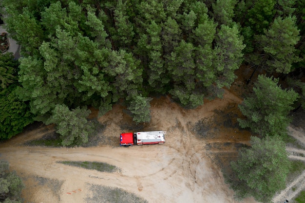 Wóz strażacki w lesie, widok z góry z drona