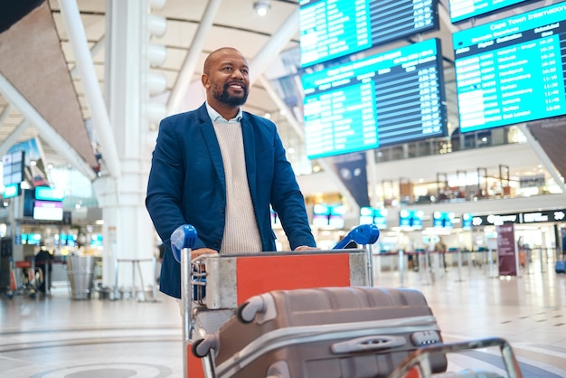 Wózek bagażowy lotnisko i podróżnik z międzynarodowymi wakacjami lub imigracją na globalną okazję Walizka spacerująca z bagażem i afrykańczykiem szczęśliwym z transportu lotniczego