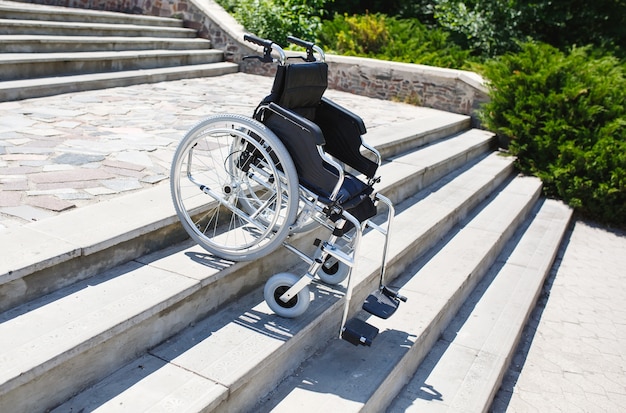 Wózek Inwalidzki W Pobliżu Schodów.