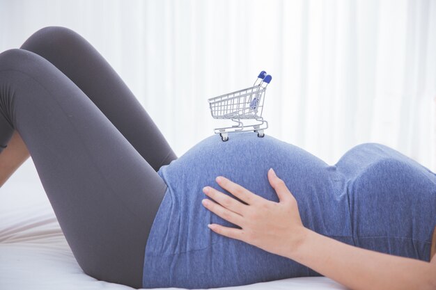 Wózek Na Brzuchu Kobiety W Ciąży