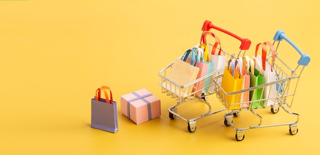 Wózek Na Kółkach Z Kolorowymi Papierowymi Torbami Na Zakupy Na Białym Tle Kreatywny Pomysł Na Zakupy Online Sprzedaż W Supermarkecie Promocja Zniżki I Koncepcja Letniej Wyprzedaży
