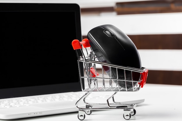 Wózek na zakupy i mysz komputerowa, koncepcja zakupów online