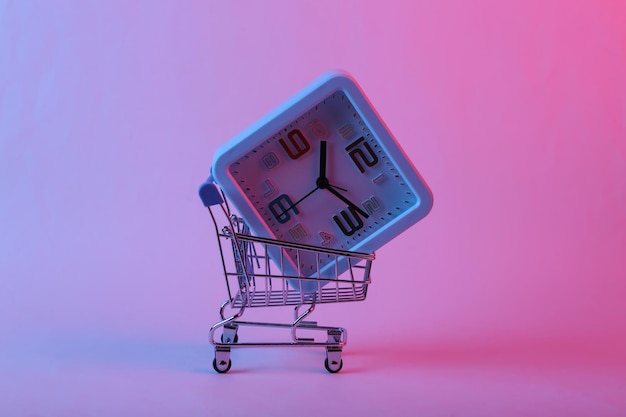 Wózek na zakupy z budzikiem w różowym niebieskim neonowym świetle gradientowym