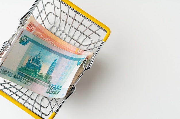 Wózek Na Zakupy Z Pieniędzmi Rosyjskich Rubli. Koncepcja Utrzymania Płacy I Siły Nabywczej