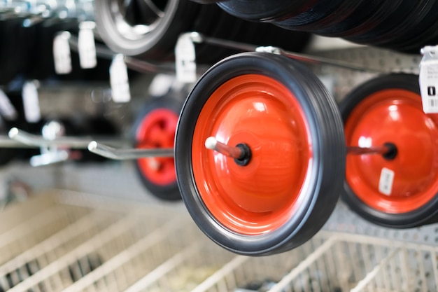 Wózek przemysłowy Obrotowe gumowe kółka w sklepie nie są zamocowane i łamią koło