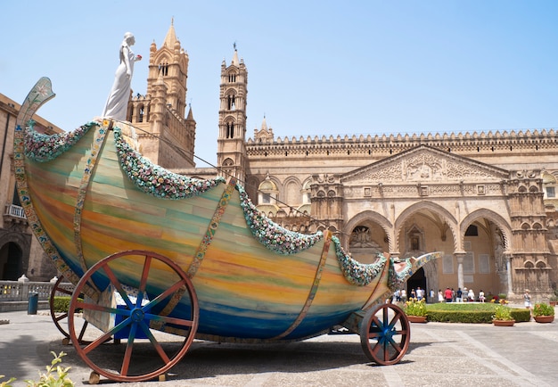 Zdjęcie wózek santa rosalia w katedrze w palermo