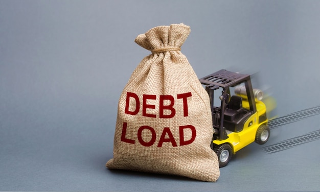 Wózek widłowy nie może podnieść worka z napisem Debt Load Debt burde
