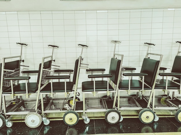 wózki inwalidzkie na korytarzu szpitalnym Puste po miesiącach bez covid