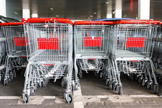 Zdjęcie wózki sklepowe poza supermarketem