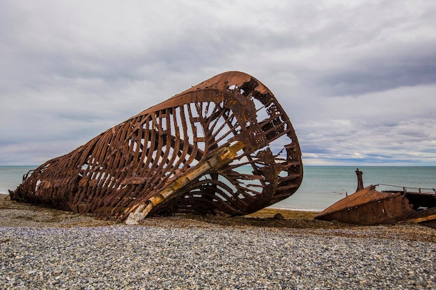 Wrak statku na plaży z oceanem w tle Patagonia Argentina