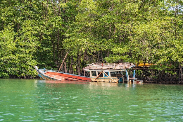 Wrak statku rybackiego na rzece Klong Chao na wyspie koh kood w trat thailand.Koh Kood, znany również jako Ko Kut, to wyspa w Zatoce Tajlandzkiej