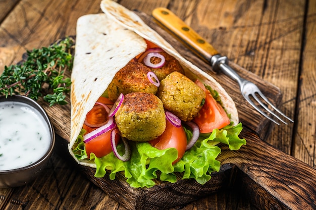 Wrap Tortilla Wegetariańska Z Falafelem I świeżą Sałatką, Wegańskie Tacos