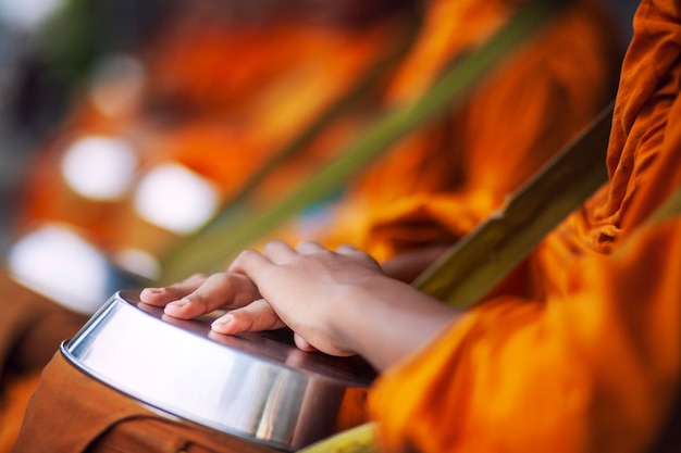 Wręcza tajlandzkiego mnicha buddyjskiego czekanie otrzymywać ranku jedzenia ofiarę
