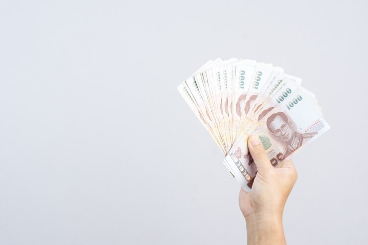 Wręcza trzymać Tajlandzkich banknoty 1000 bahtów lub pieniądze waluta w Tajlandia