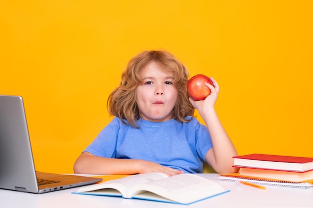 Wróć do szkoły Portret cute boy szkoły dziecko Koncepcja dzieci szkoły i edukacji Sprytny dzieciak z przyborów szkolnych samodzielnie na żółtym tle studyjny