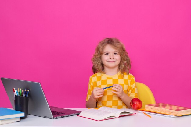 Wróć do szkoły Portret cute boy szkoły dziecko Koncepcja dzieci szkoły i edukacji Sprytny dzieciak z przyborów szkolnych