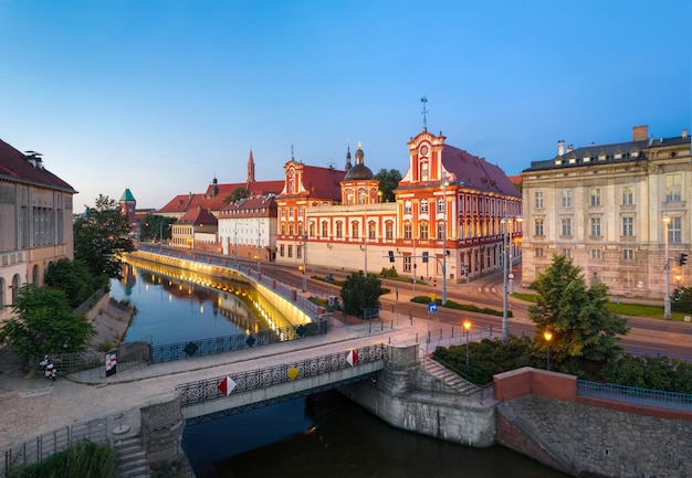 Wrocław Polska Nabrzeże rzeki Odry w pobliżu wyspy Tamka