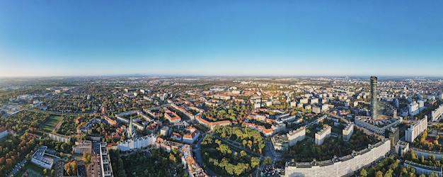 Wrocławska panorama miasta widok z lotu ptaka nowoczesnego europejskiego miasta z dzielnicami mieszkalnymi i ulicą przy ul