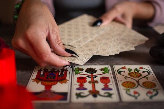 Wróżka czytająca przyszłość za pomocą kart tarota na rustykalnym stole