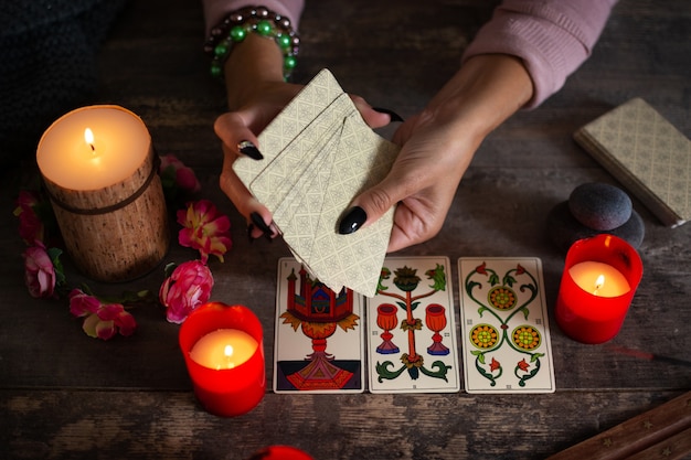 Wróżka czytająca przyszłość za pomocą kart tarota na rustykalnym stole
