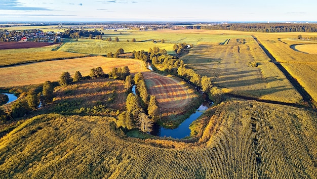 Wrzesień rolnictwo pola powietrzna panorama Słoneczny jesienny krajobraz Łąki rzeka wieś droga