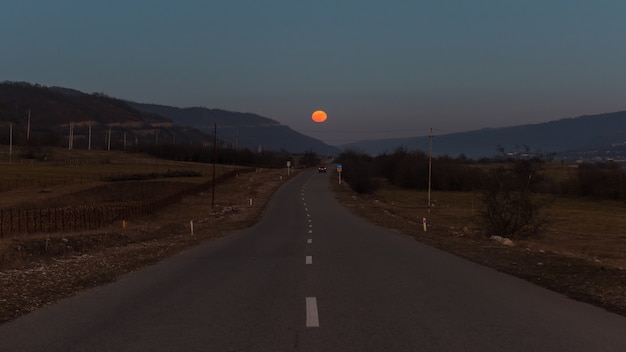 Wschód Księżyca Nad Drogą