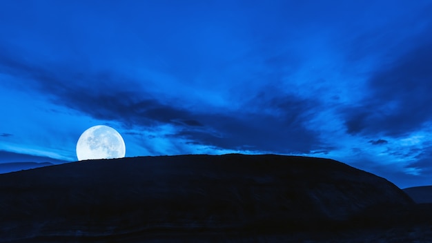 Zdjęcie wschód księżyca w pełni w górach