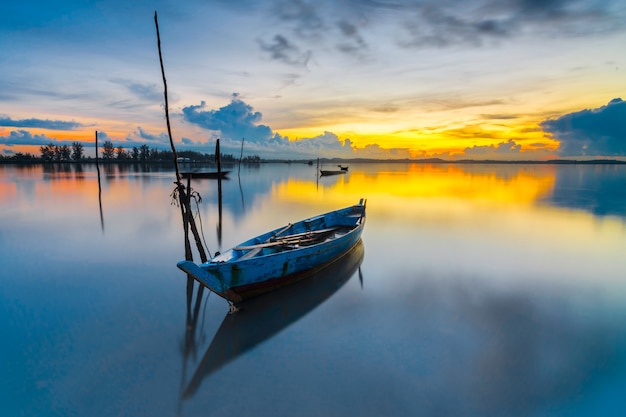 Wschód słońca i łódź na wyspie Batam
