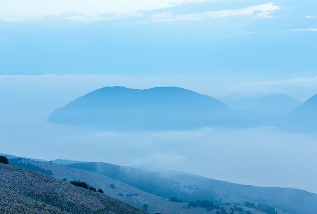 Wschód słońca mglisty letni widok z góry na wyspę Itaka Kefalonia, Grecja.