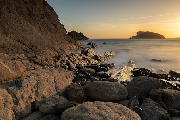 Wschód słońca na plaży Arnia Urros de Liencres Cantabria Hiszpania