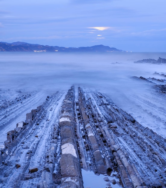 Wschód słońca na plaży Itzurun Zumaia Euskadi