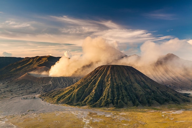 Wschód słońca na wulkanie Mount Bromo wspaniały widok na Mt Bromo w Parku Narodowym Bromo Tengger Semeru East Java Indonezja