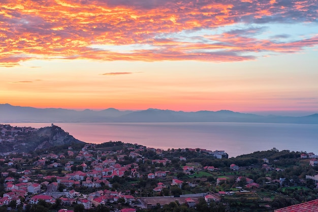 Wschód słońca nad Agerola, Bomerano, Morze Tyrreńskie, wybrzeże Amalfi, Włochy