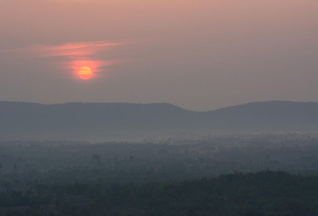 wschód słońca nad górskim widokiem na park narodowy Mae wong z żabą i chmurą